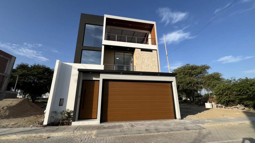 CASA DE ESTRENO En Residencial Acacias-1