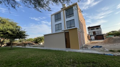 CASA DE ESTRENO En Residencial Acacias