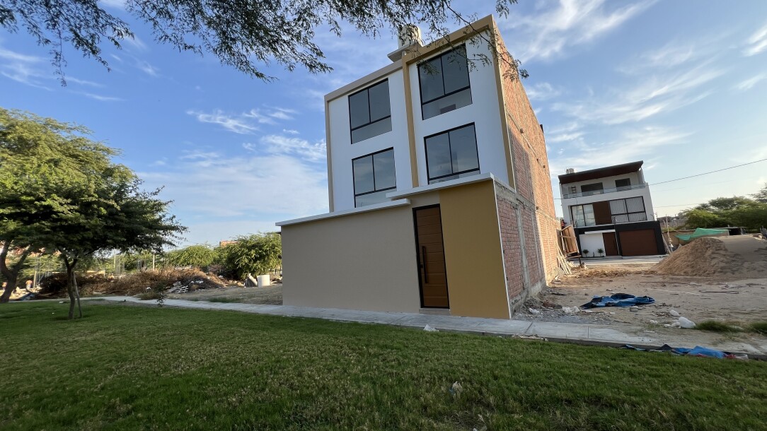 CASA DE ESTRENO En Residencial Acacias-16