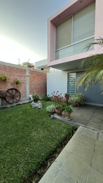 CASA En Urb. Loma Blanca-2