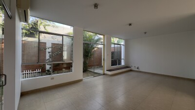 CASA En Urb. El Chipe dentro de Condominio Privado