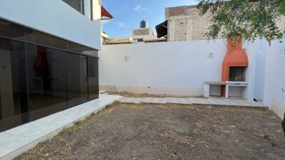CASA En Urb. Los Geranios