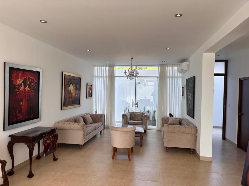 CASA DE ESTRENO En Urb. Miraflores Country Club I-2