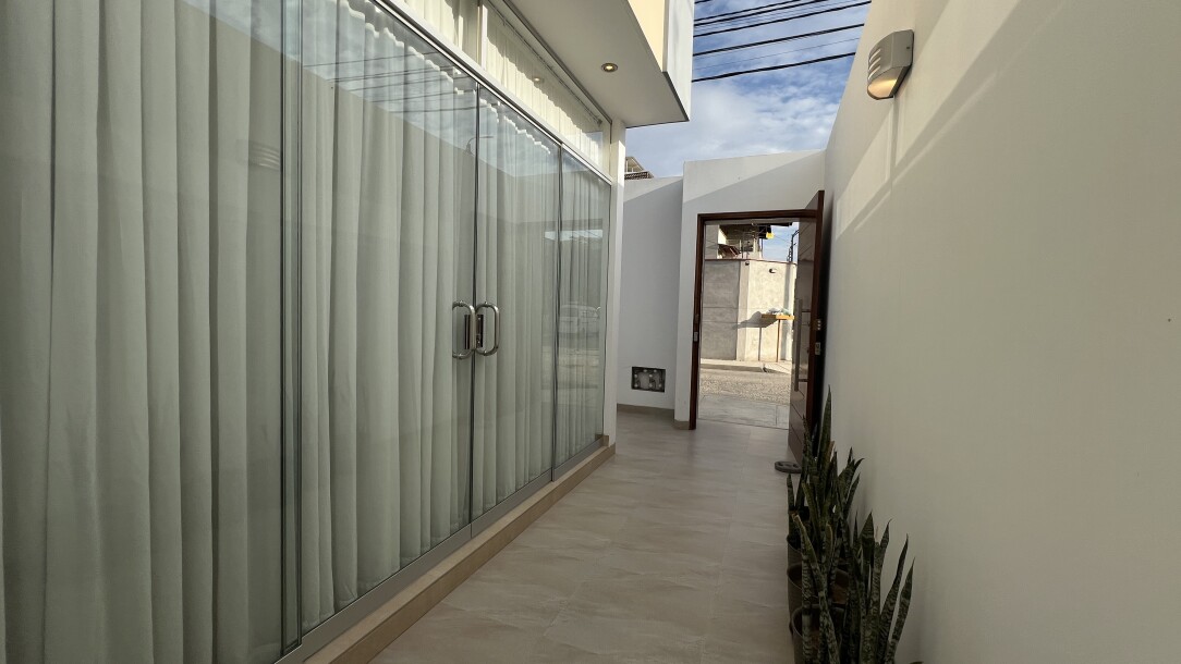 CASA DE ESTRENO En Urb. Miraflores Country Club I-3