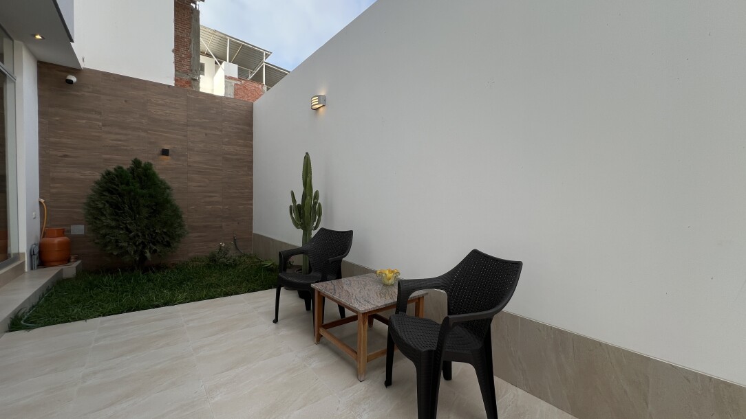 CASA DE ESTRENO En Urb. Miraflores Country Club I-7