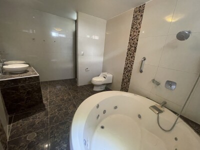 CASA con Piscina En Urb. Miraflores Country Club I