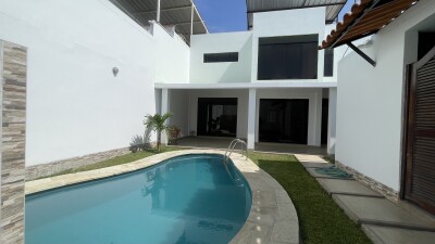 CASA con Piscina en Urb. Los Cocos del Chipe