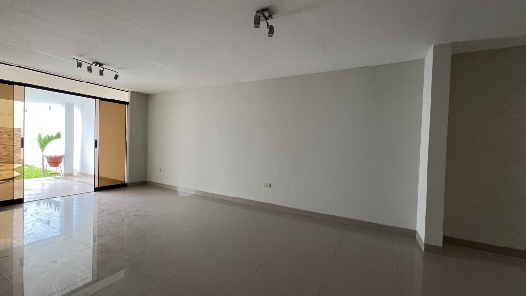 CASA con Piscina en Urb. Los Cocos del Chipe-5